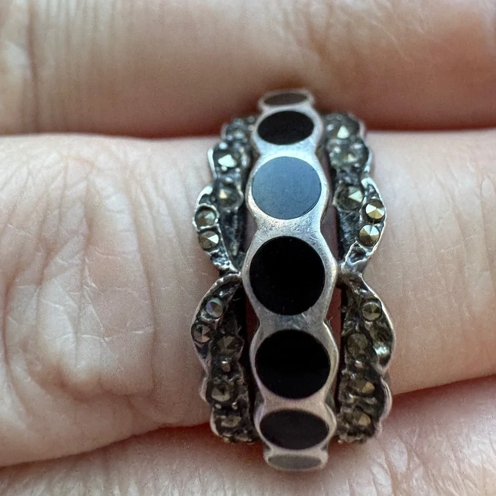 Vintage 925 Sterling Raven Black Circle Detailed Studded Statement Ring Moody